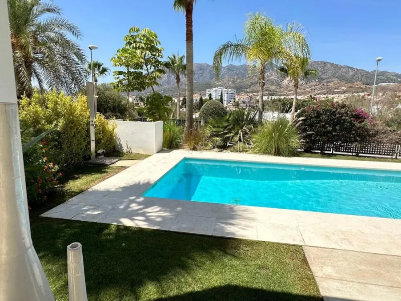 This elegant modern villa is located in the prestigious residential community of Río Real, La Finca de Marbella — just a 15-minute walk from the beach and the renowned Trocadero Arena restaurant, 5 minutes by car from Marbella's center, and 15 minutes fro