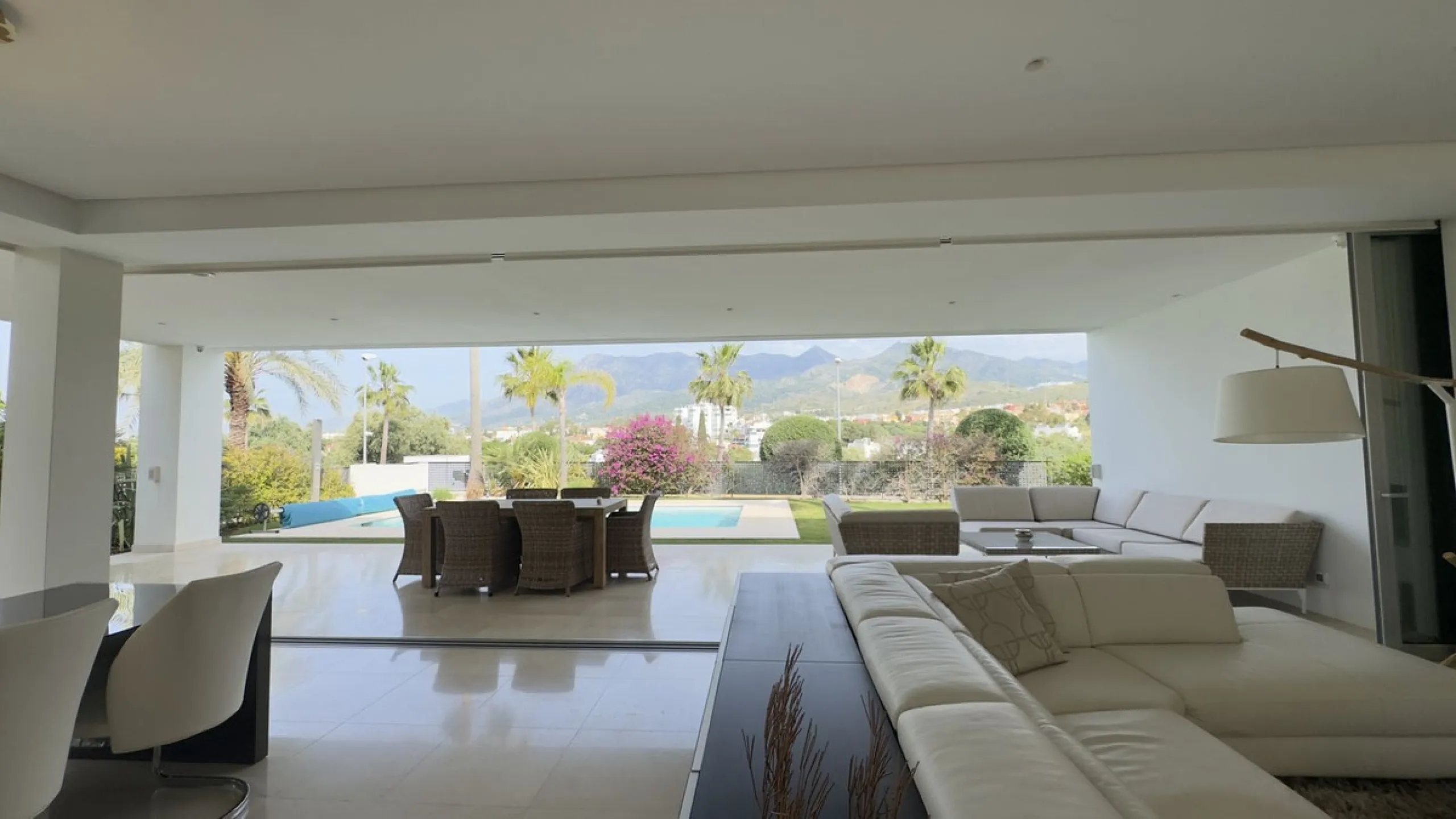 This elegant modern villa is located in the prestigious residential community of Río Real, La Finca de Marbella — just a 15-minute walk from the beach and the renowned Trocadero Arena restaurant, 5 minutes by car from Marbella's center, and 15 minutes fro