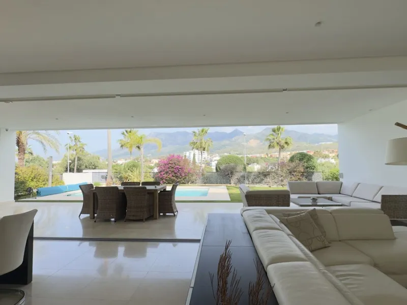 This elegant modern villa is located in the prestigious residential community of Río Real, La Finca de Marbella — just a 15-minute walk from the beach and the renowned Trocadero Arena restaurant, 5 minutes by car from Marbella's center, and 15 minutes fro
