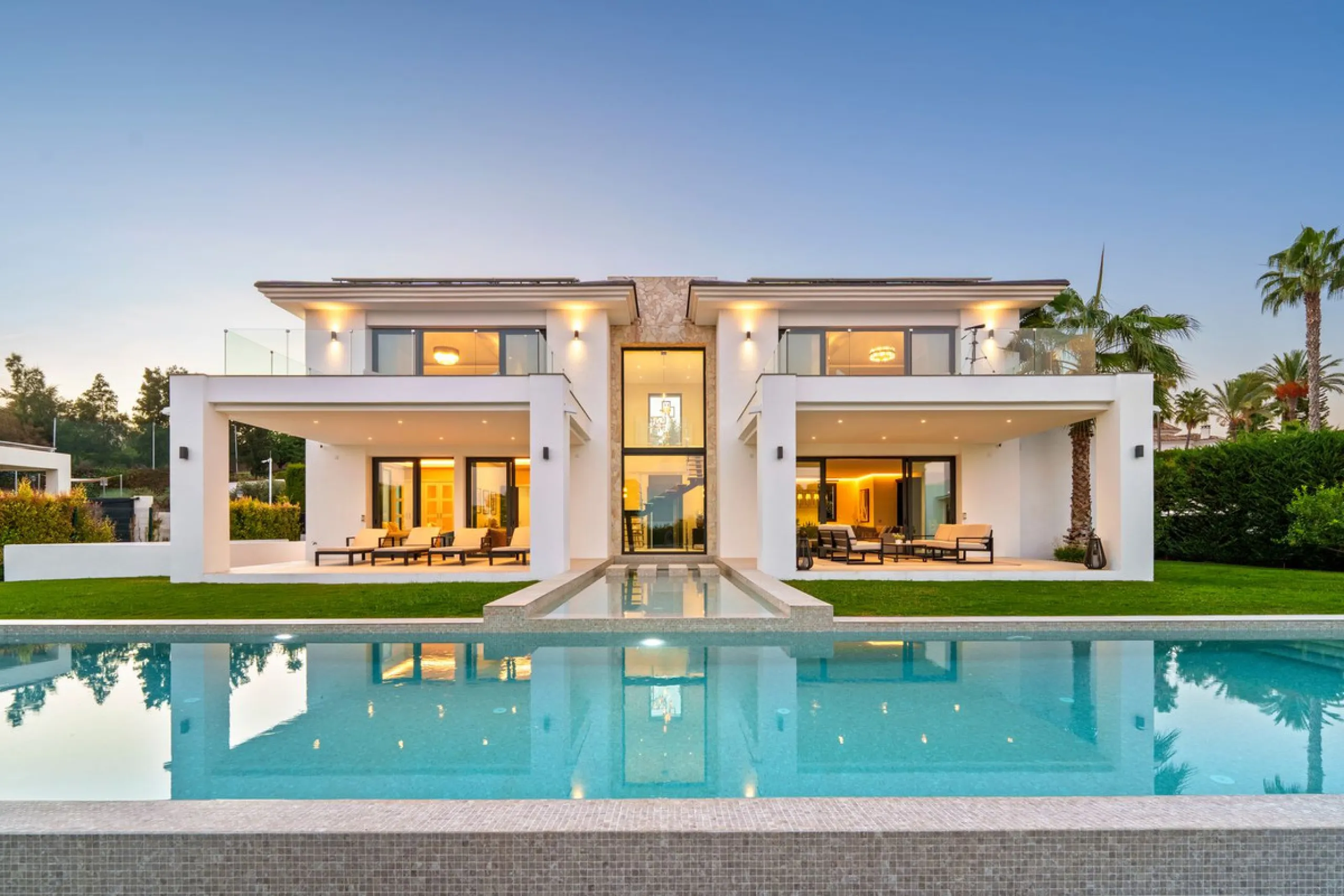 This contemporary residence in La Quinta is designed for modern living and effortless entertaining. Its open-plan layout combines a spacious lounge, dining area, and fully equipped kitchen, all seamlessly connected to the outdoors through floor-to-ceiling