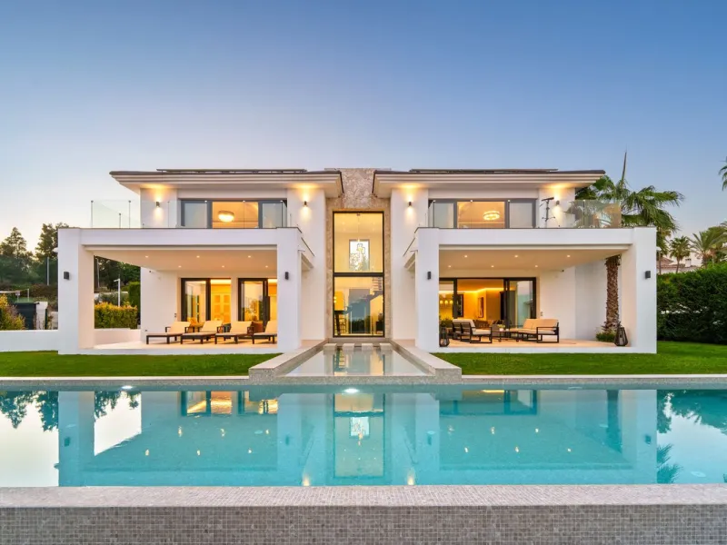 This contemporary residence in La Quinta is designed for modern living and effortless entertaining. Its open-plan layout combines a spacious lounge, dining area, and fully equipped kitchen, all seamlessly connected to the outdoors through floor-to-ceiling