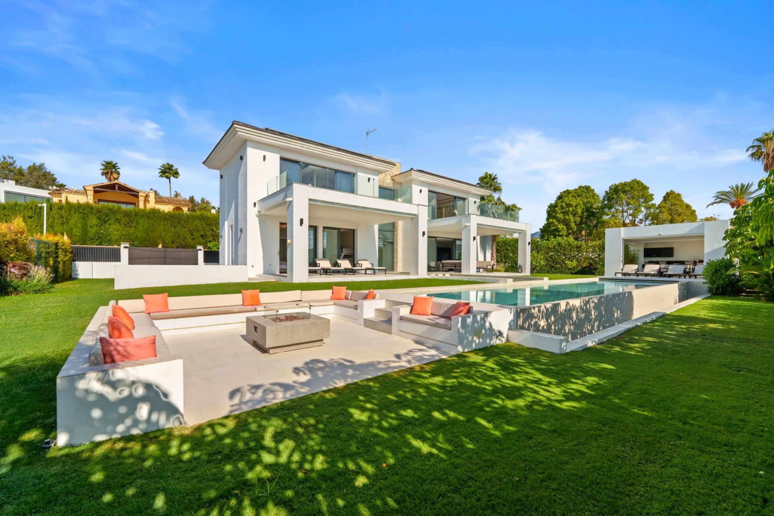 This contemporary residence in La Quinta is designed for modern living and effortless entertaining. Its open-plan layout combines a spacious lounge, dining area, and fully equipped kitchen, all seamlessly connected to the outdoors through floor-to-ceiling