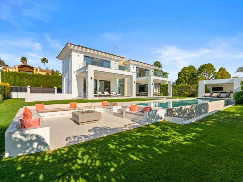 This contemporary residence in La Quinta is designed for modern living and effortless entertaining. Its open-plan layout combines a spacious lounge, dining area, and fully equipped kitchen, all seamlessly connected to the outdoors through floor-to-ceiling