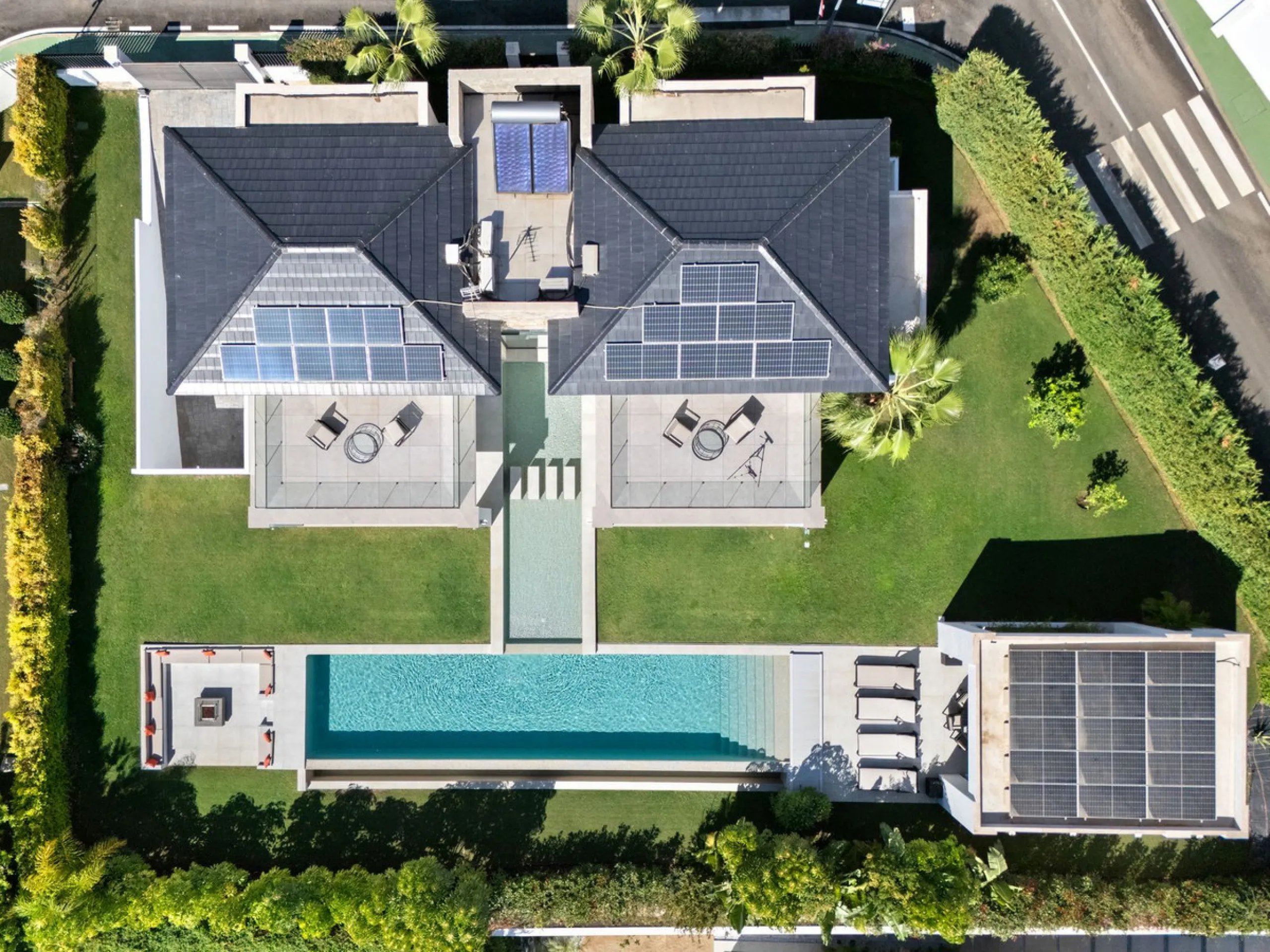 This contemporary residence in La Quinta is designed for modern living and effortless entertaining. Its open-plan layout combines a spacious lounge, dining area, and fully equipped kitchen, all seamlessly connected to the outdoors through floor-to-ceiling