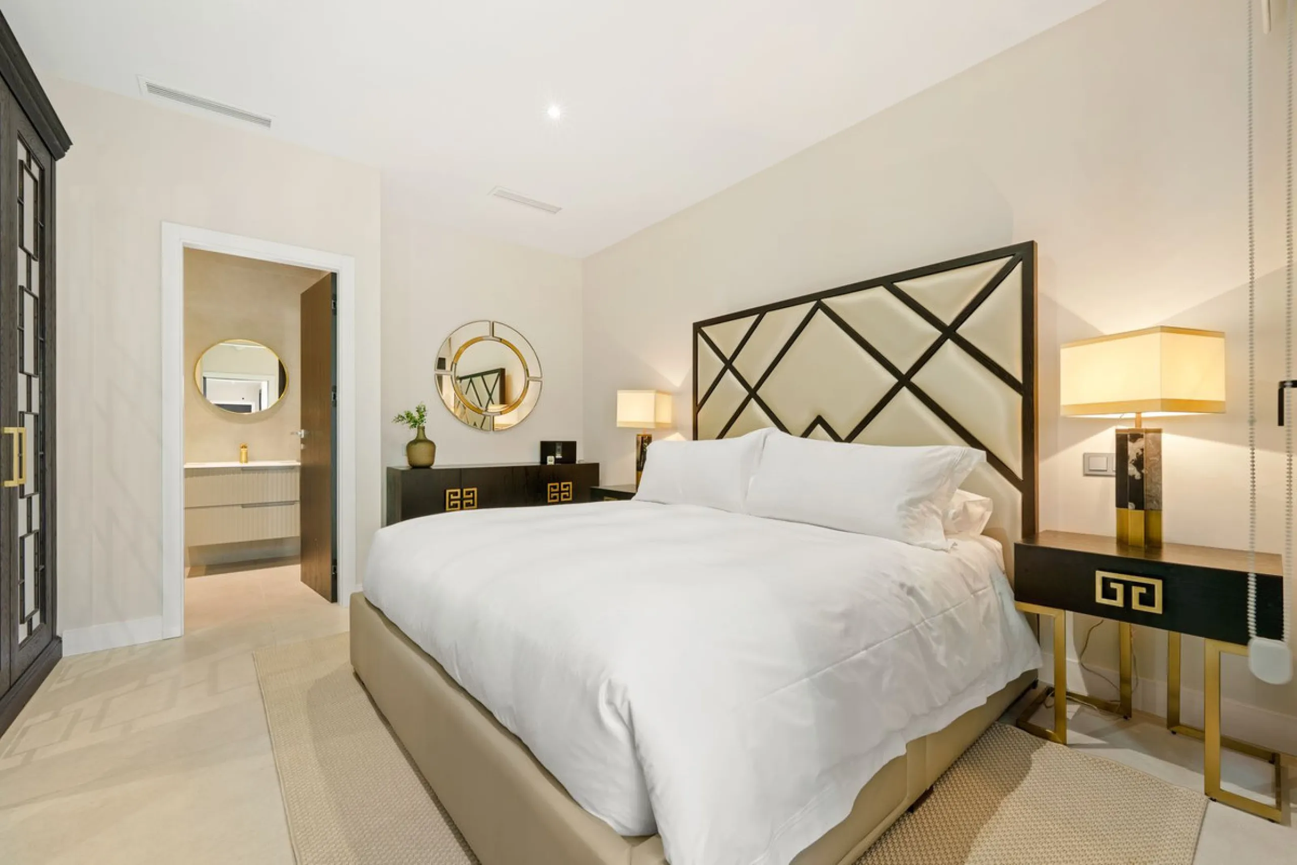 This contemporary residence in La Quinta is designed for modern living and effortless entertaining. Its open-plan layout combines a spacious lounge, dining area, and fully equipped kitchen, all seamlessly connected to the outdoors through floor-to-ceiling