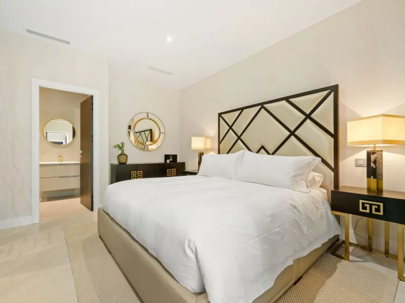 This contemporary residence in La Quinta is designed for modern living and effortless entertaining. Its open-plan layout combines a spacious lounge, dining area, and fully equipped kitchen, all seamlessly connected to the outdoors through floor-to-ceiling