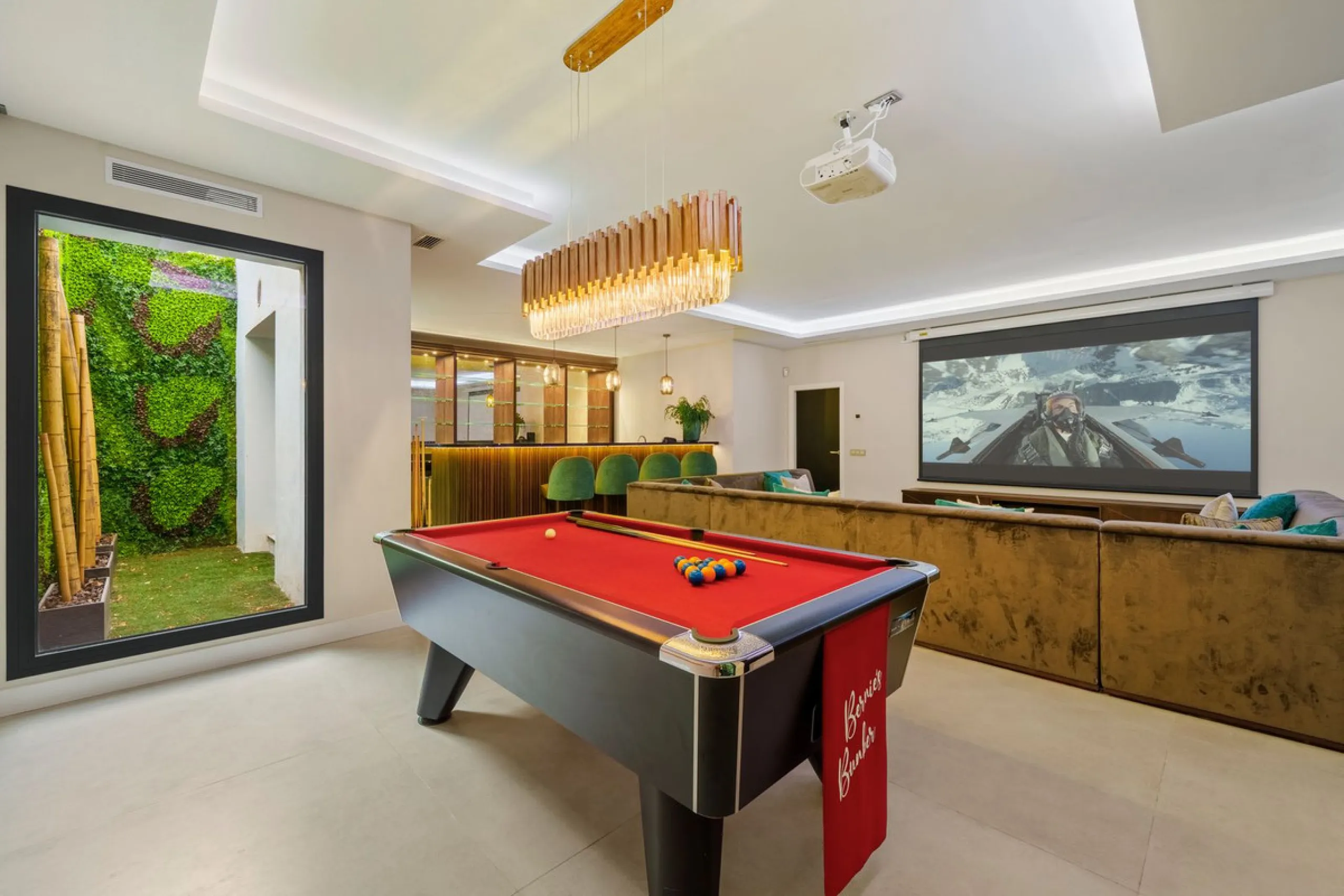 This contemporary residence in La Quinta is designed for modern living and effortless entertaining. Its open-plan layout combines a spacious lounge, dining area, and fully equipped kitchen, all seamlessly connected to the outdoors through floor-to-ceiling