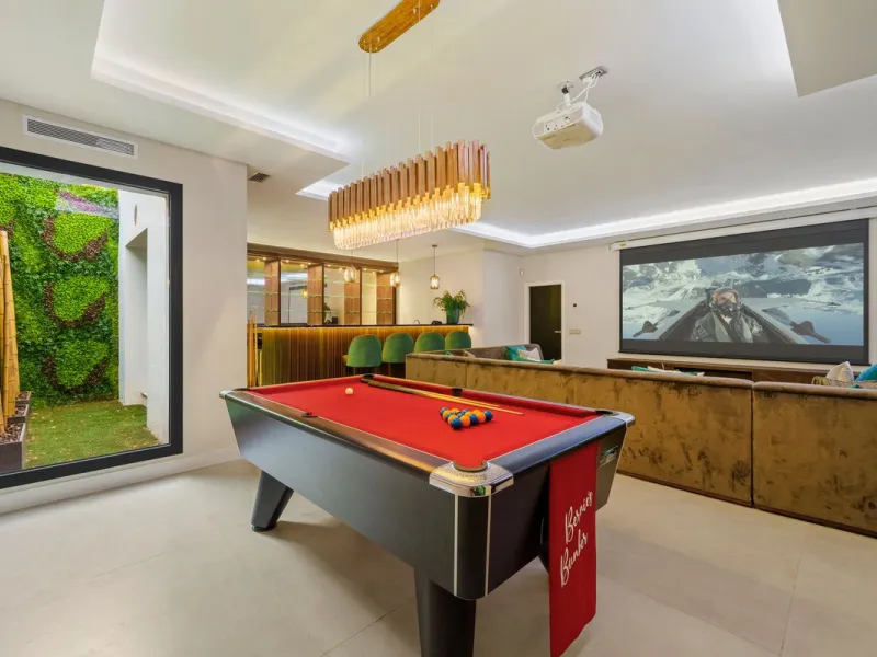 This contemporary residence in La Quinta is designed for modern living and effortless entertaining. Its open-plan layout combines a spacious lounge, dining area, and fully equipped kitchen, all seamlessly connected to the outdoors through floor-to-ceiling