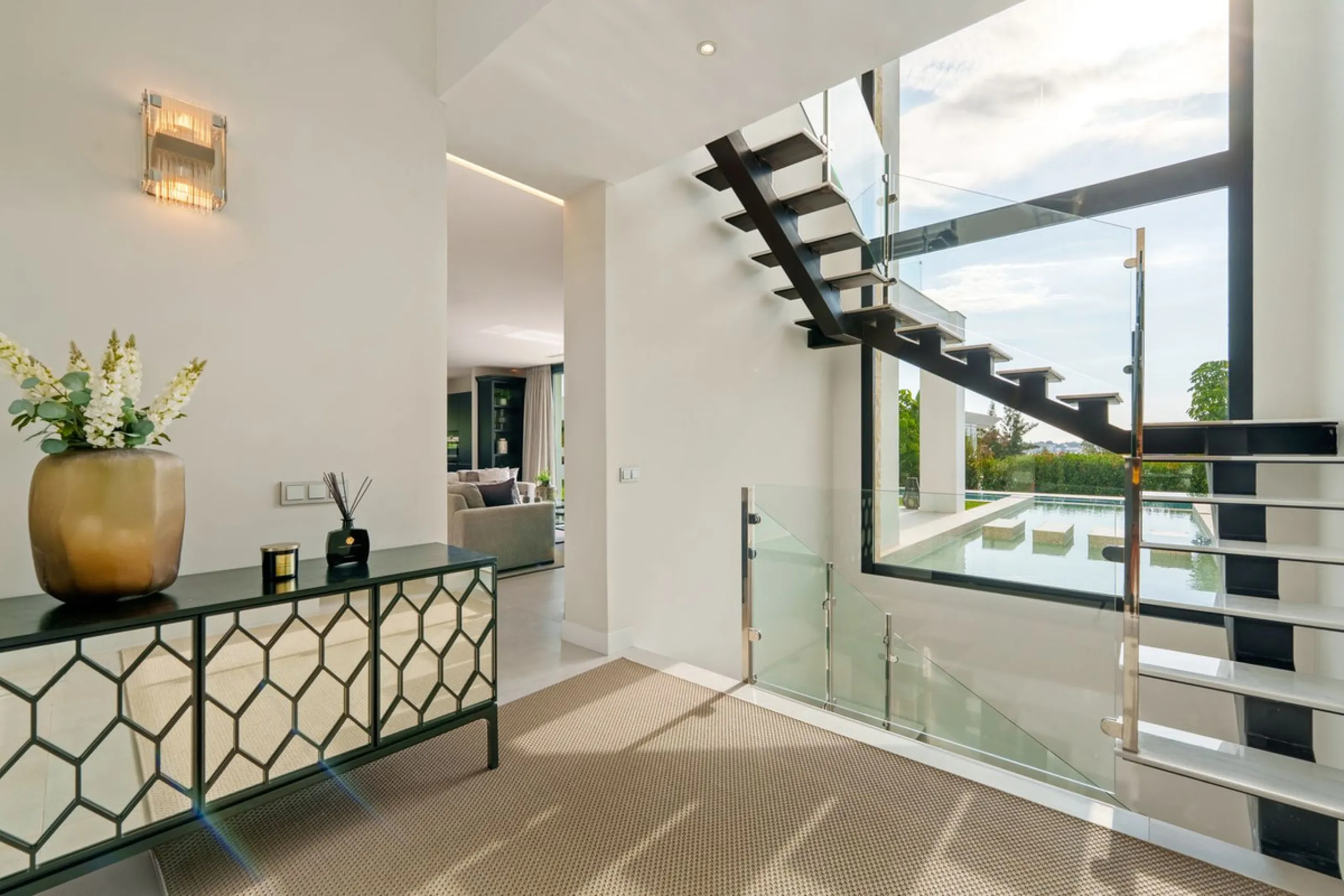 This contemporary residence in La Quinta is designed for modern living and effortless entertaining. Its open-plan layout combines a spacious lounge, dining area, and fully equipped kitchen, all seamlessly connected to the outdoors through floor-to-ceiling