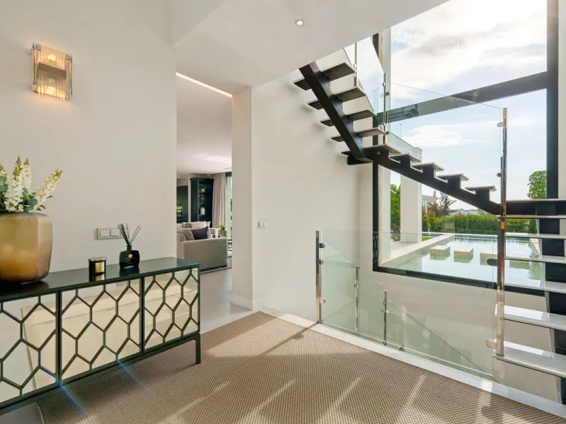This contemporary residence in La Quinta is designed for modern living and effortless entertaining. Its open-plan layout combines a spacious lounge, dining area, and fully equipped kitchen, all seamlessly connected to the outdoors through floor-to-ceiling