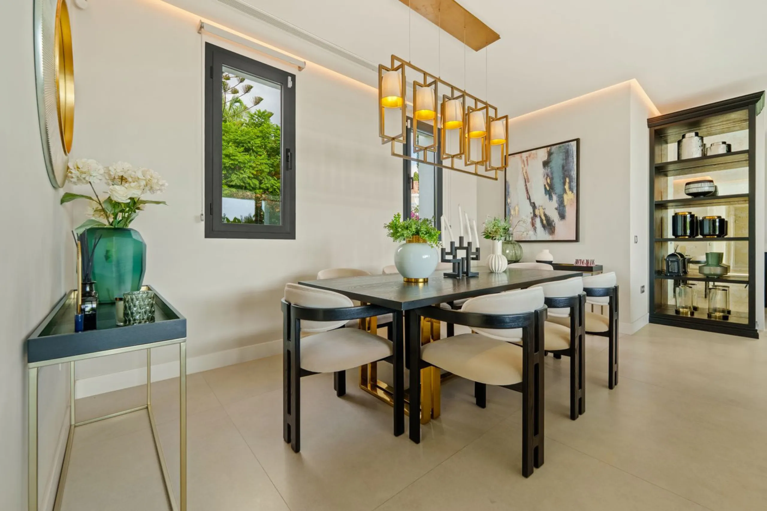 This contemporary residence in La Quinta is designed for modern living and effortless entertaining. Its open-plan layout combines a spacious lounge, dining area, and fully equipped kitchen, all seamlessly connected to the outdoors through floor-to-ceiling