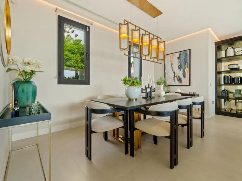 This contemporary residence in La Quinta is designed for modern living and effortless entertaining. Its open-plan layout combines a spacious lounge, dining area, and fully equipped kitchen, all seamlessly connected to the outdoors through floor-to-ceiling