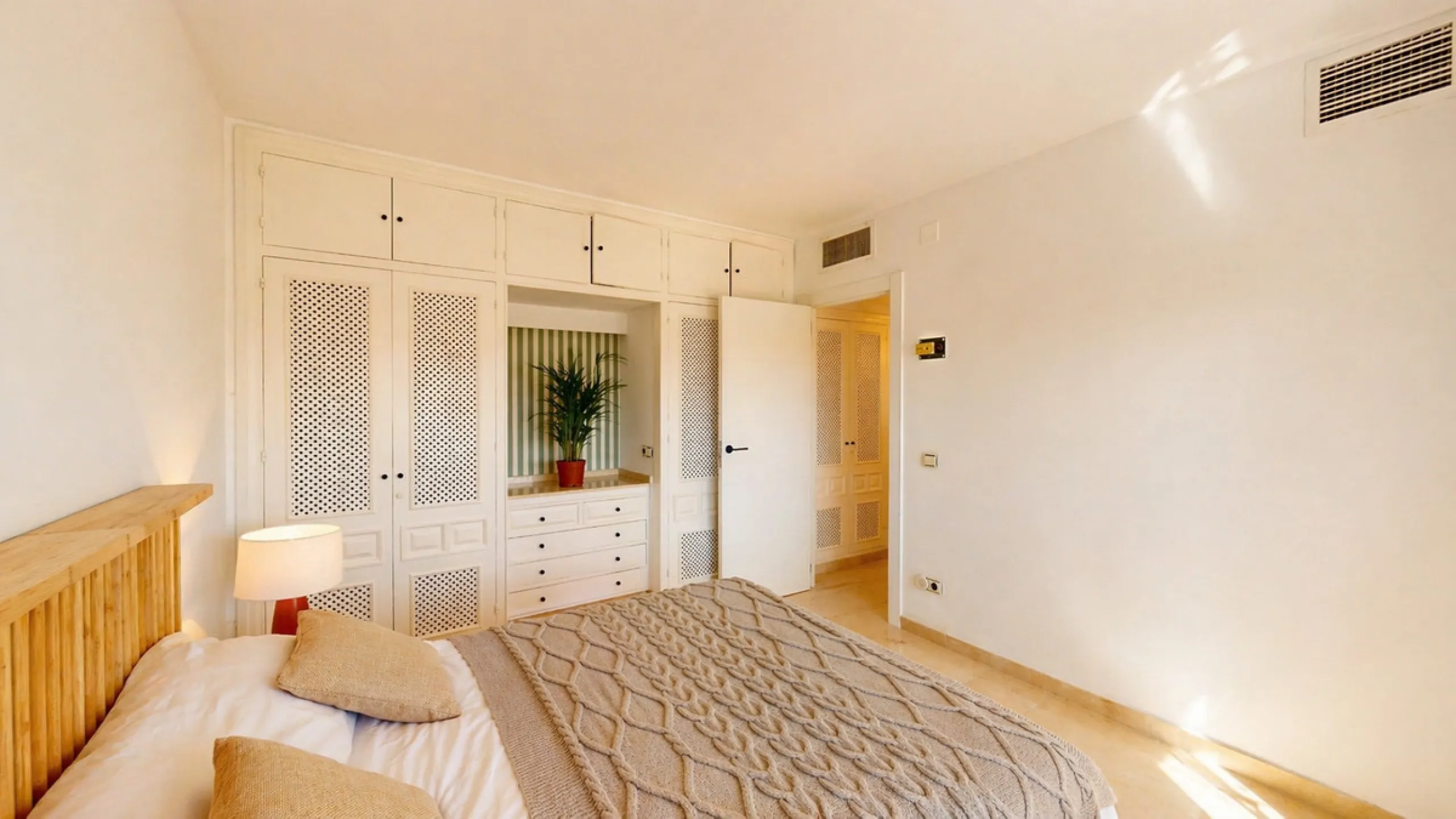 Beautiful apartment located in the sought-after area of Atalaya, Estepona—ideal as a permanent residence or a smart investment opportunity. The property features 2 spacious bedrooms, 1 bathroom, and 1 en-suite bathroom, with an east-facing orientation tha