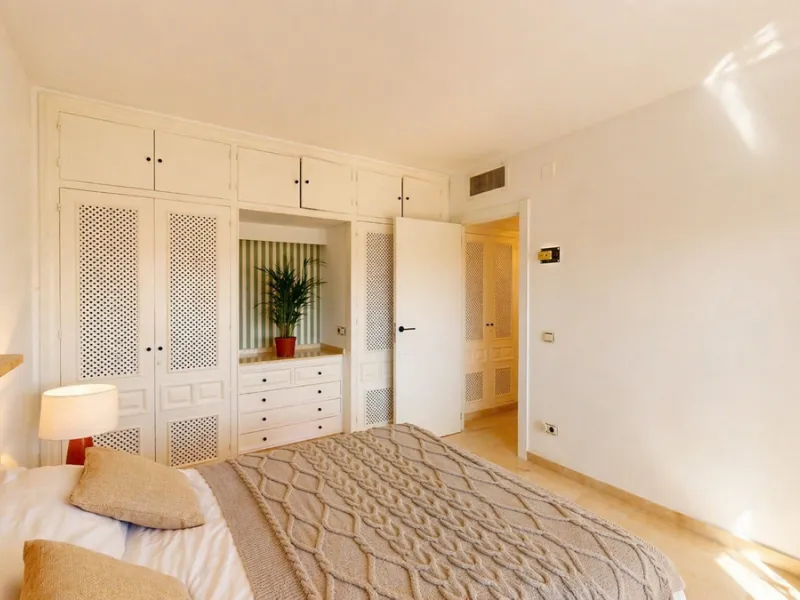 Beautiful apartment located in the sought-after area of Atalaya, Estepona—ideal as a permanent residence or a smart investment opportunity. The property features 2 spacious bedrooms, 1 bathroom, and 1 en-suite bathroom, with an east-facing orientation tha