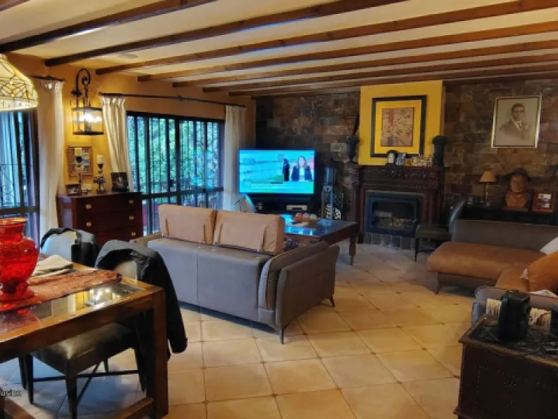 Located in the quiet residential area of Río Real, this villa offers an excellent opportunity for those seeking a home with potential in a pleasant and well-connected setting. The property features 3 bedrooms and 2 bathrooms, as well as a terrace and a co