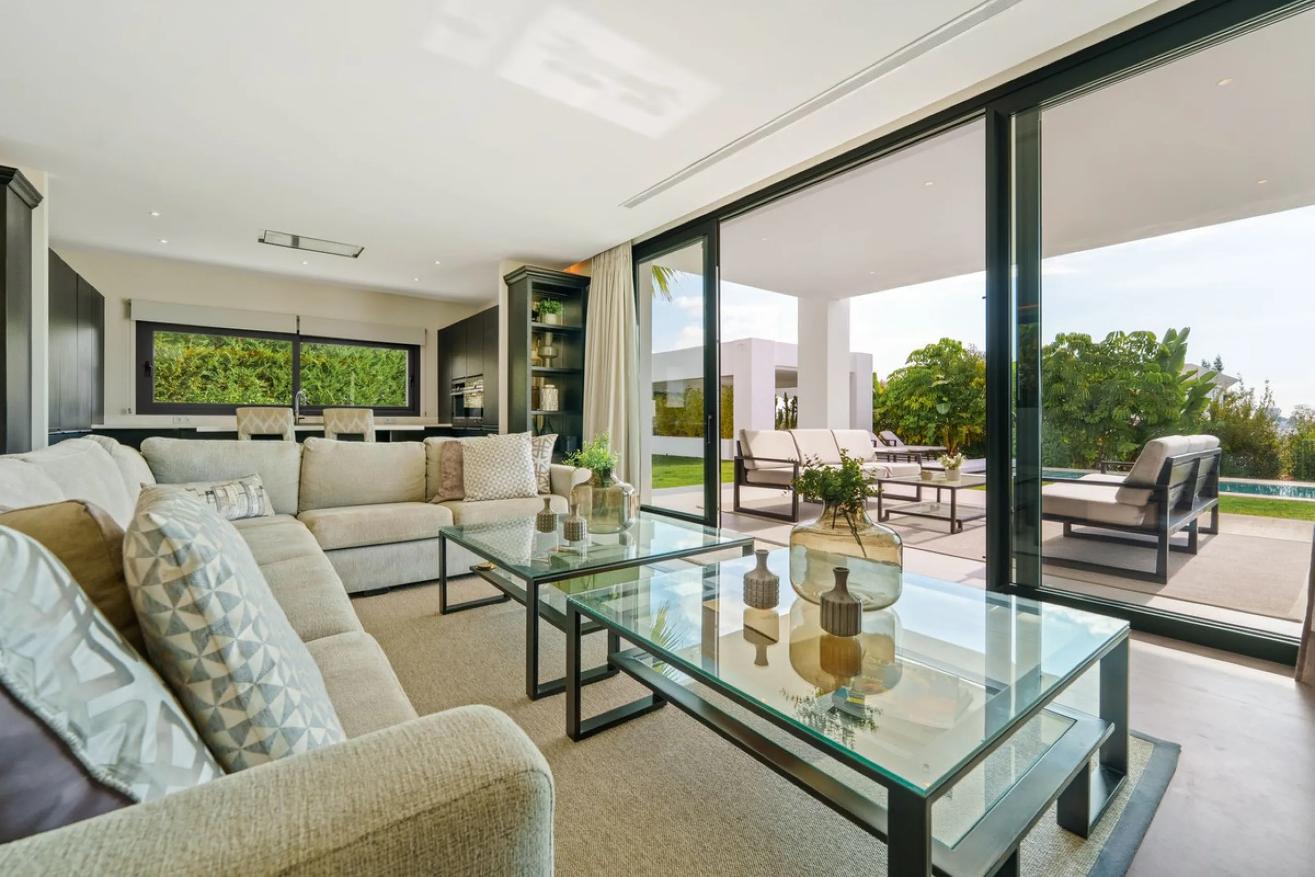 This contemporary residence in La Quinta is designed for modern living and effortless entertaining. Its open-plan layout combines a spacious lounge, dining area, and fully equipped kitchen, all seamlessly connected to the outdoors through floor-to-ceiling