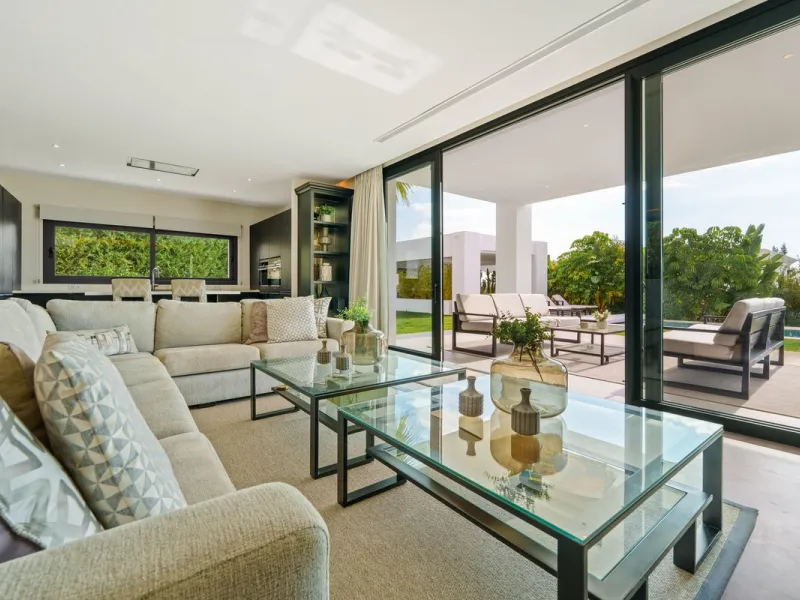 This contemporary residence in La Quinta is designed for modern living and effortless entertaining. Its open-plan layout combines a spacious lounge, dining area, and fully equipped kitchen, all seamlessly connected to the outdoors through floor-to-ceiling