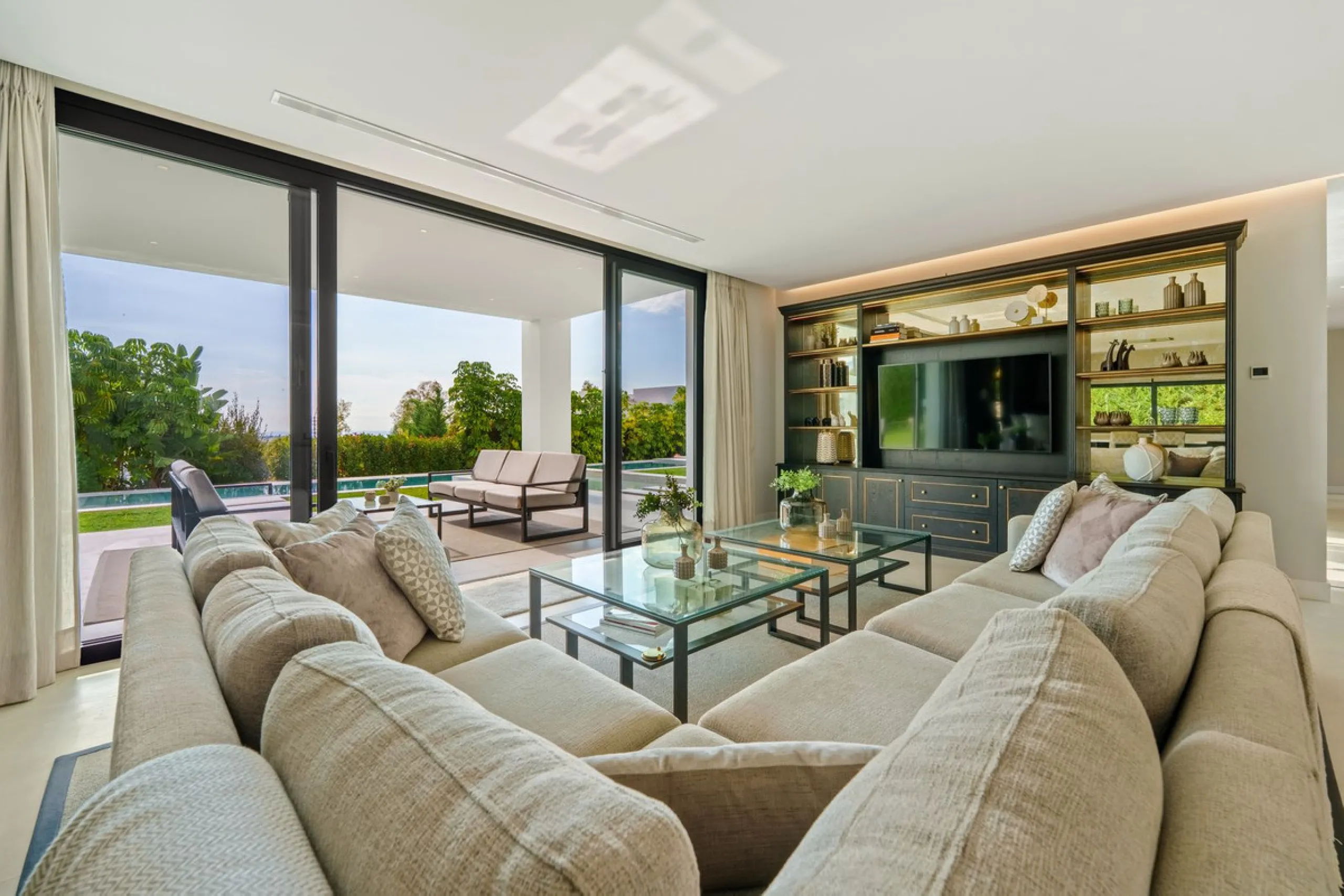 This contemporary residence in La Quinta is designed for modern living and effortless entertaining. Its open-plan layout combines a spacious lounge, dining area, and fully equipped kitchen, all seamlessly connected to the outdoors through floor-to-ceiling
