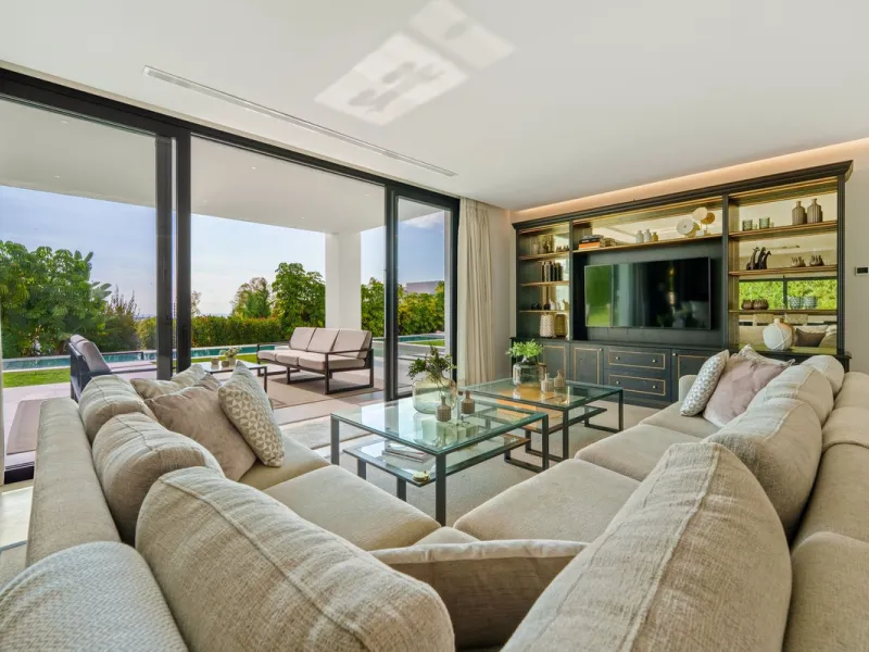 This contemporary residence in La Quinta is designed for modern living and effortless entertaining. Its open-plan layout combines a spacious lounge, dining area, and fully equipped kitchen, all seamlessly connected to the outdoors through floor-to-ceiling