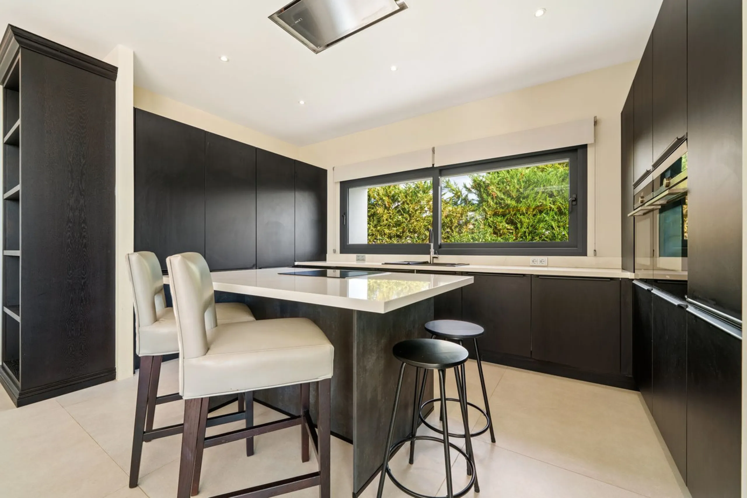 This contemporary residence in La Quinta is designed for modern living and effortless entertaining. Its open-plan layout combines a spacious lounge, dining area, and fully equipped kitchen, all seamlessly connected to the outdoors through floor-to-ceiling