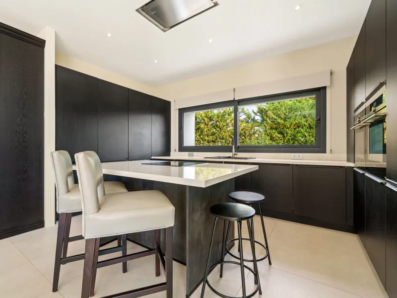 This contemporary residence in La Quinta is designed for modern living and effortless entertaining. Its open-plan layout combines a spacious lounge, dining area, and fully equipped kitchen, all seamlessly connected to the outdoors through floor-to-ceiling
