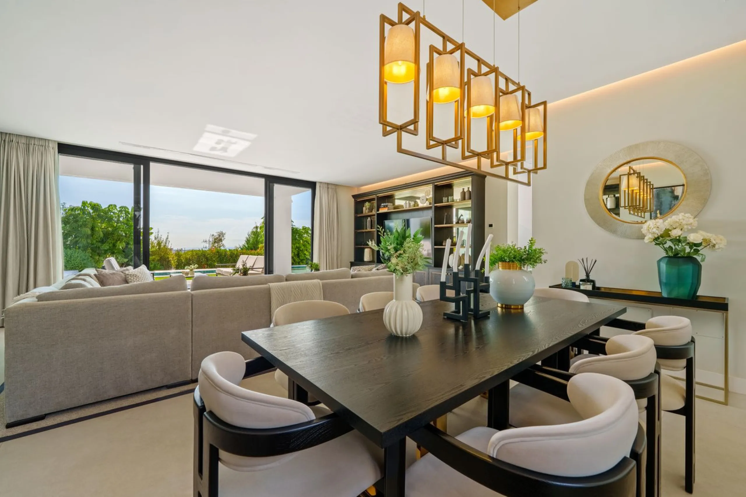 This contemporary residence in La Quinta is designed for modern living and effortless entertaining. Its open-plan layout combines a spacious lounge, dining area, and fully equipped kitchen, all seamlessly connected to the outdoors through floor-to-ceiling