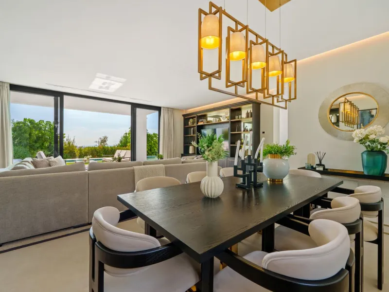 This contemporary residence in La Quinta is designed for modern living and effortless entertaining. Its open-plan layout combines a spacious lounge, dining area, and fully equipped kitchen, all seamlessly connected to the outdoors through floor-to-ceiling