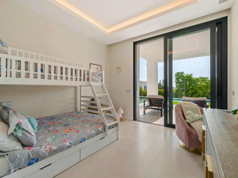 This contemporary residence in La Quinta is designed for modern living and effortless entertaining. Its open-plan layout combines a spacious lounge, dining area, and fully equipped kitchen, all seamlessly connected to the outdoors through floor-to-ceiling