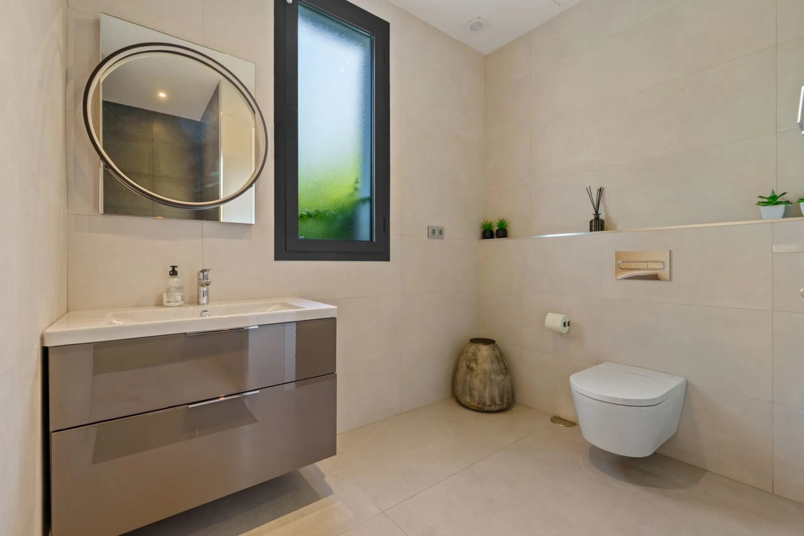 This contemporary residence in La Quinta is designed for modern living and effortless entertaining. Its open-plan layout combines a spacious lounge, dining area, and fully equipped kitchen, all seamlessly connected to the outdoors through floor-to-ceiling