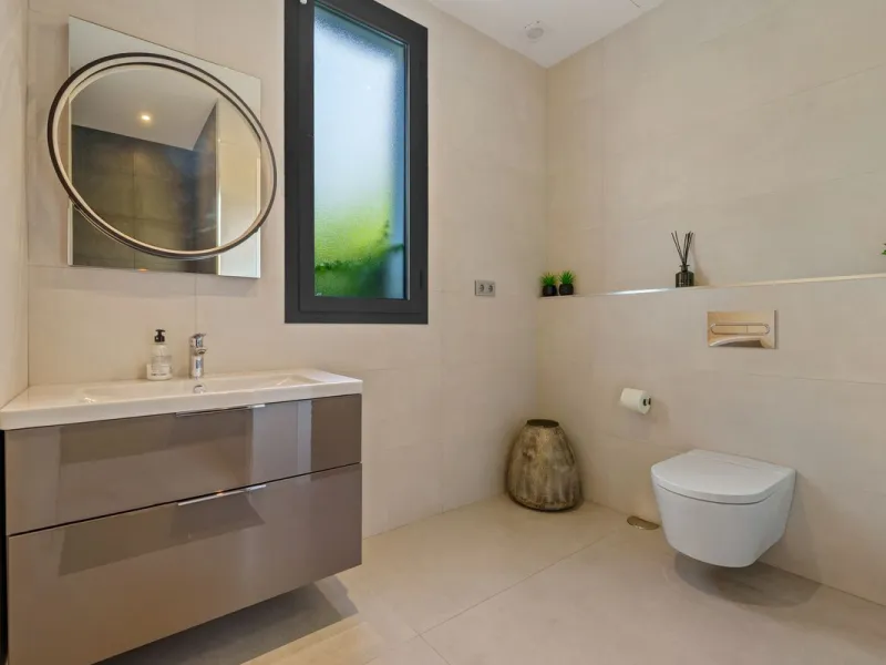 This contemporary residence in La Quinta is designed for modern living and effortless entertaining. Its open-plan layout combines a spacious lounge, dining area, and fully equipped kitchen, all seamlessly connected to the outdoors through floor-to-ceiling