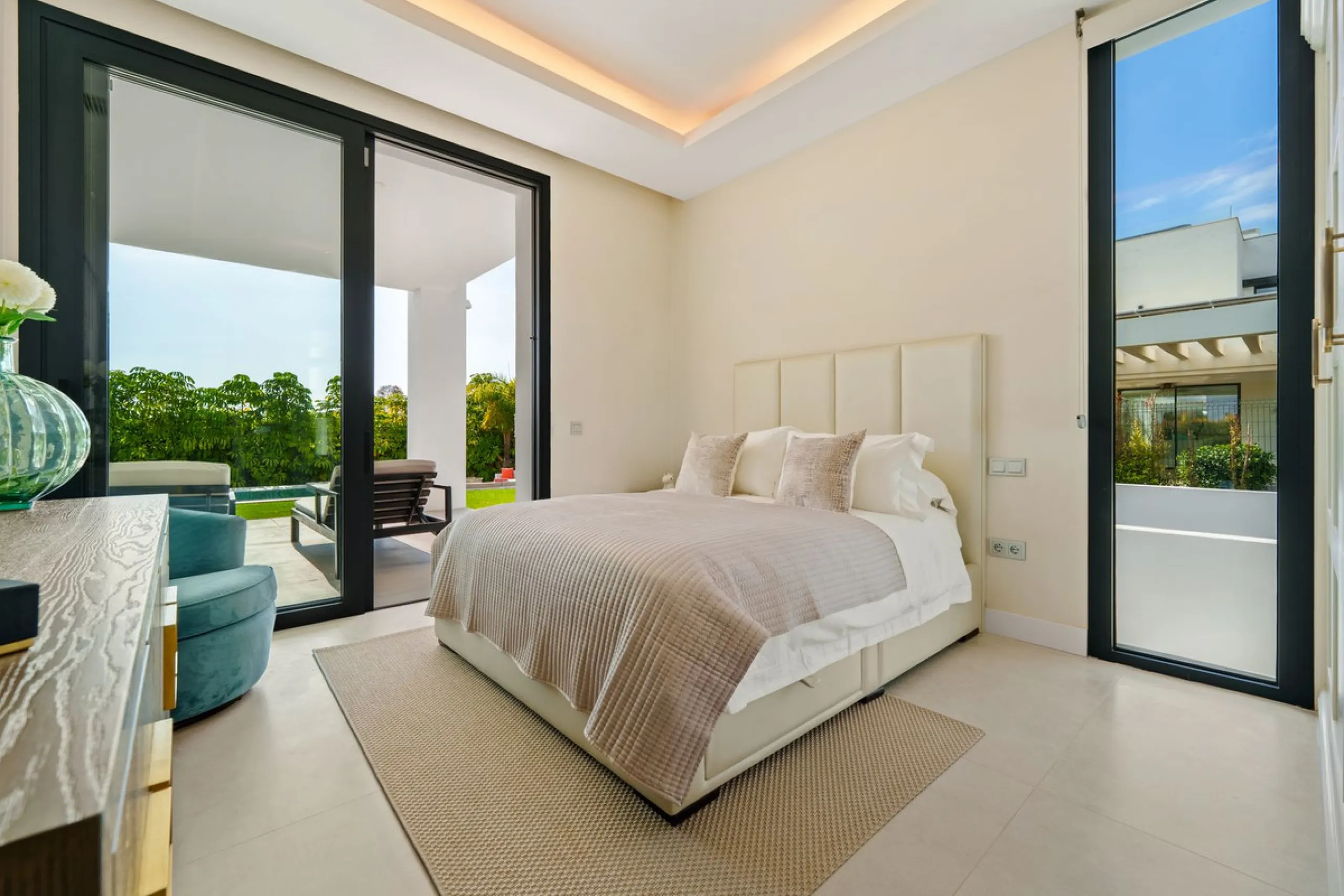 This contemporary residence in La Quinta is designed for modern living and effortless entertaining. Its open-plan layout combines a spacious lounge, dining area, and fully equipped kitchen, all seamlessly connected to the outdoors through floor-to-ceiling
