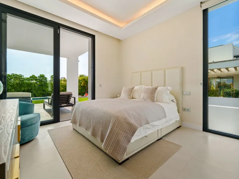 This contemporary residence in La Quinta is designed for modern living and effortless entertaining. Its open-plan layout combines a spacious lounge, dining area, and fully equipped kitchen, all seamlessly connected to the outdoors through floor-to-ceiling