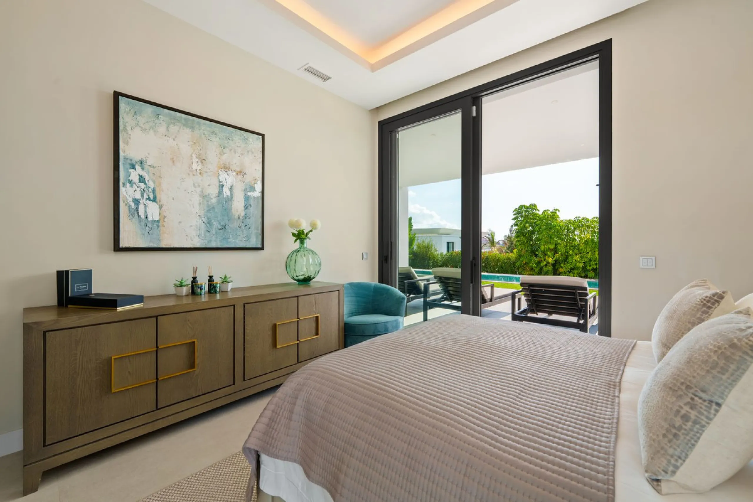 This contemporary residence in La Quinta is designed for modern living and effortless entertaining. Its open-plan layout combines a spacious lounge, dining area, and fully equipped kitchen, all seamlessly connected to the outdoors through floor-to-ceiling