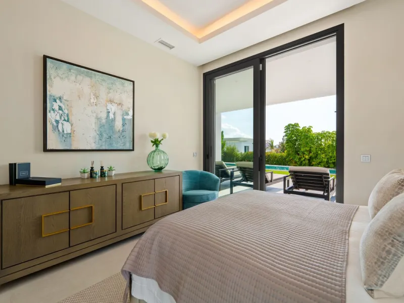 This contemporary residence in La Quinta is designed for modern living and effortless entertaining. Its open-plan layout combines a spacious lounge, dining area, and fully equipped kitchen, all seamlessly connected to the outdoors through floor-to-ceiling