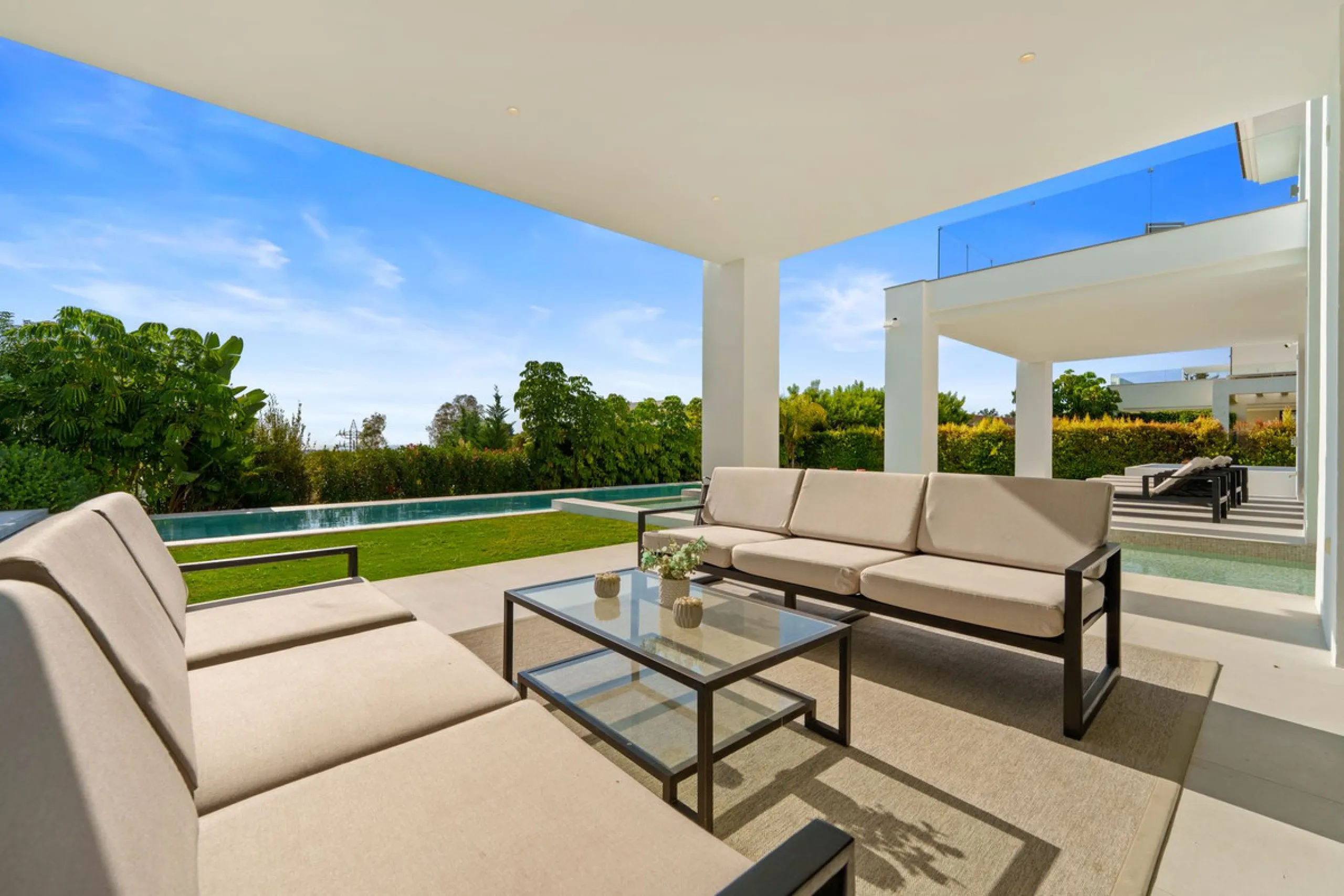 This contemporary residence in La Quinta is designed for modern living and effortless entertaining. Its open-plan layout combines a spacious lounge, dining area, and fully equipped kitchen, all seamlessly connected to the outdoors through floor-to-ceiling