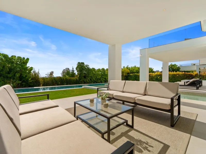 This contemporary residence in La Quinta is designed for modern living and effortless entertaining. Its open-plan layout combines a spacious lounge, dining area, and fully equipped kitchen, all seamlessly connected to the outdoors through floor-to-ceiling
