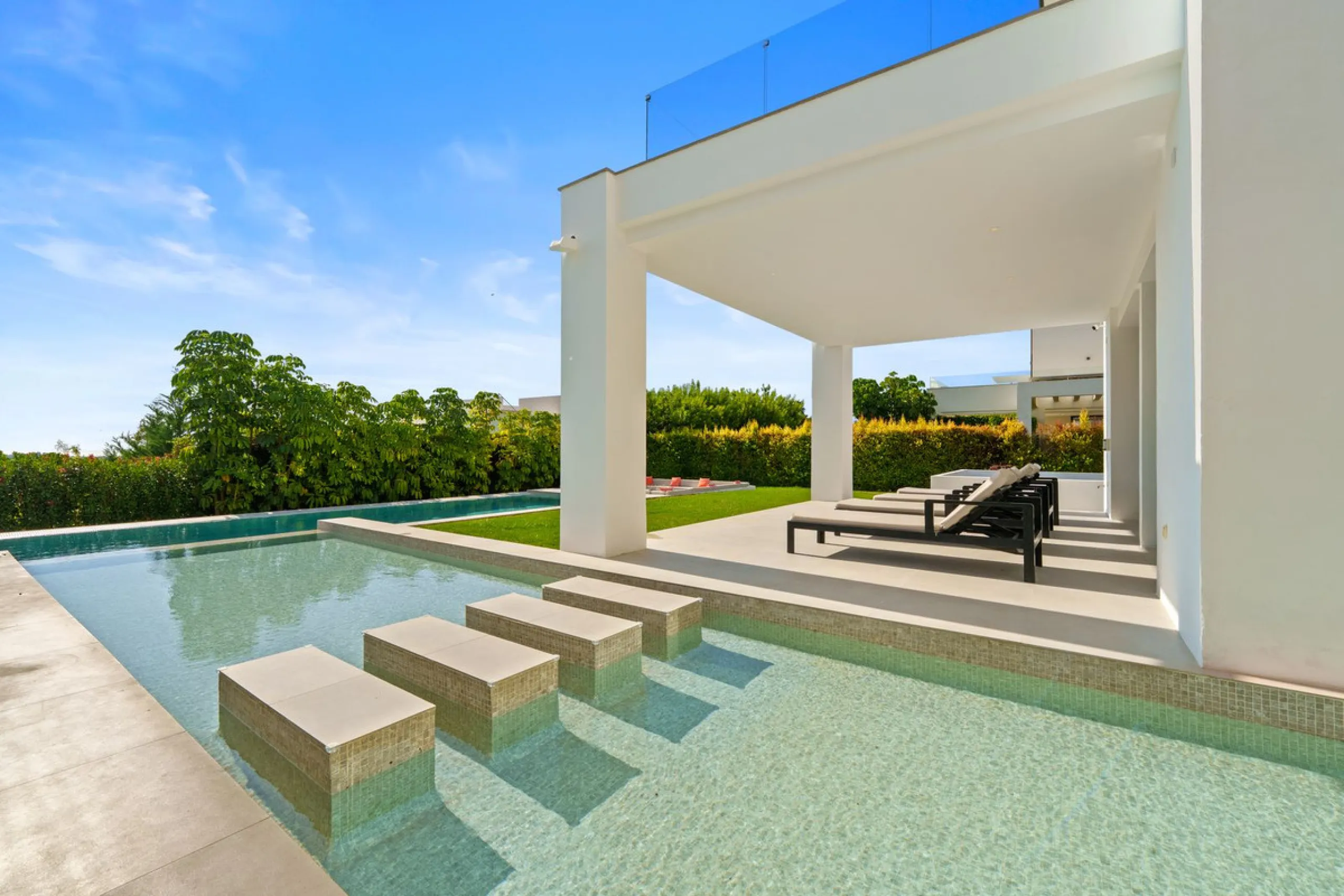 This contemporary residence in La Quinta is designed for modern living and effortless entertaining. Its open-plan layout combines a spacious lounge, dining area, and fully equipped kitchen, all seamlessly connected to the outdoors through floor-to-ceiling