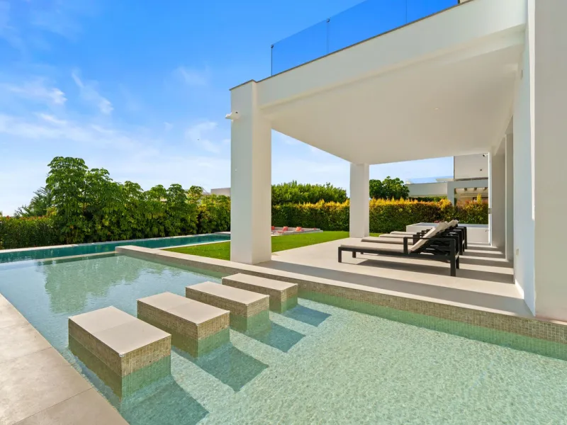 This contemporary residence in La Quinta is designed for modern living and effortless entertaining. Its open-plan layout combines a spacious lounge, dining area, and fully equipped kitchen, all seamlessly connected to the outdoors through floor-to-ceiling