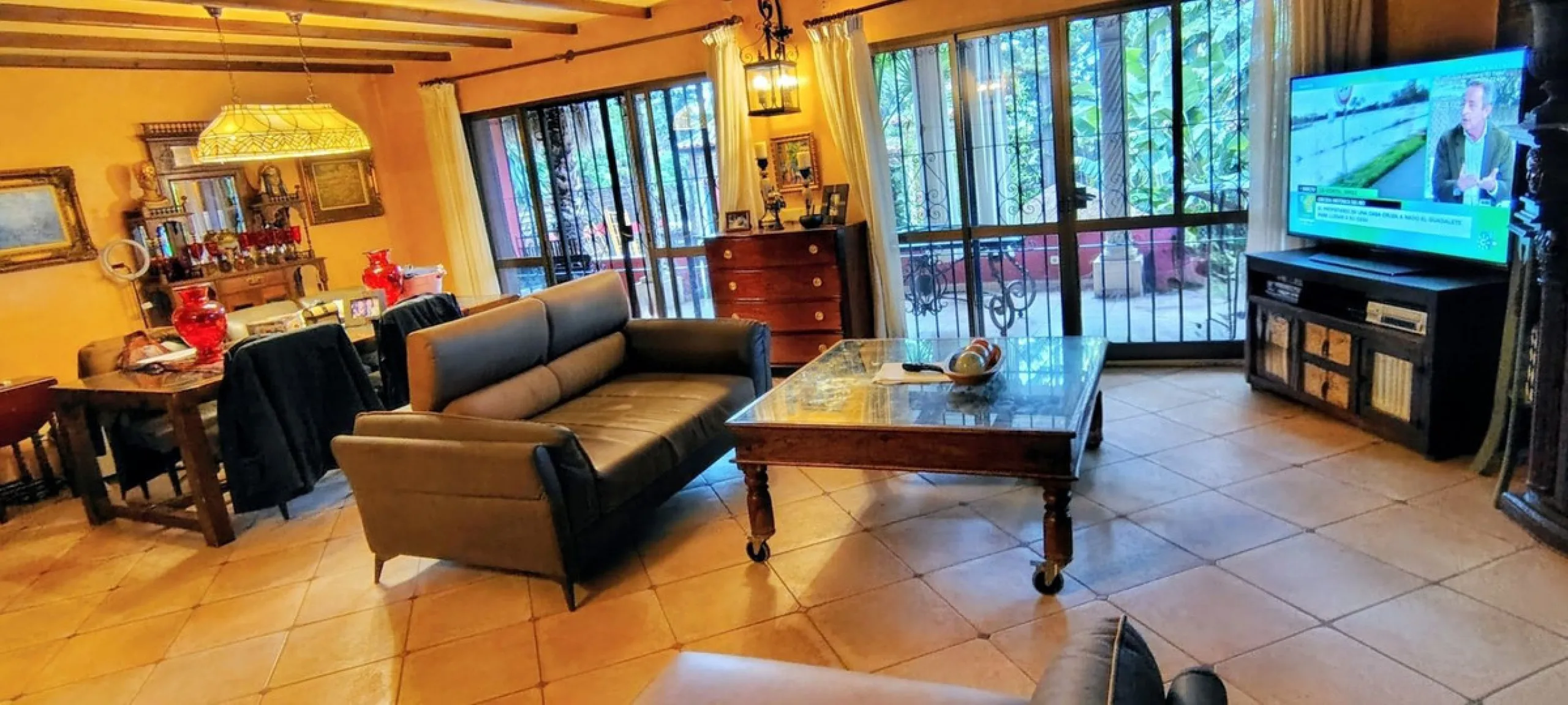 Located in the quiet residential area of Río Real, this villa offers an excellent opportunity for those seeking a home with potential in a pleasant and well-connected setting. The property features 3 bedrooms and 2 bathrooms, as well as a terrace and a co