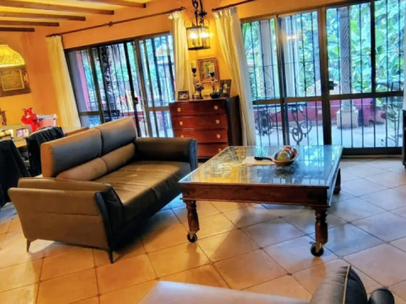 Located in the quiet residential area of Río Real, this villa offers an excellent opportunity for those seeking a home with potential in a pleasant and well-connected setting. The property features 3 bedrooms and 2 bathrooms, as well as a terrace and a co