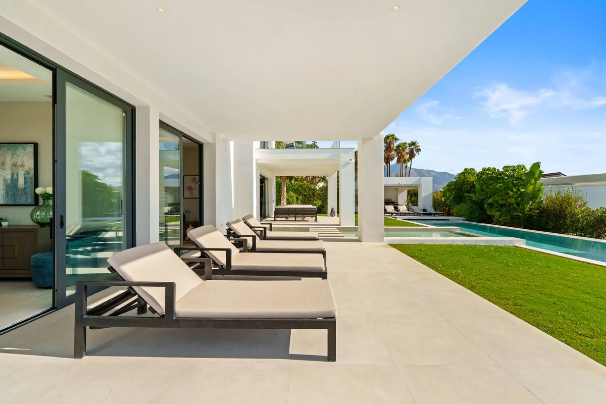 This contemporary residence in La Quinta is designed for modern living and effortless entertaining. Its open-plan layout combines a spacious lounge, dining area, and fully equipped kitchen, all seamlessly connected to the outdoors through floor-to-ceiling