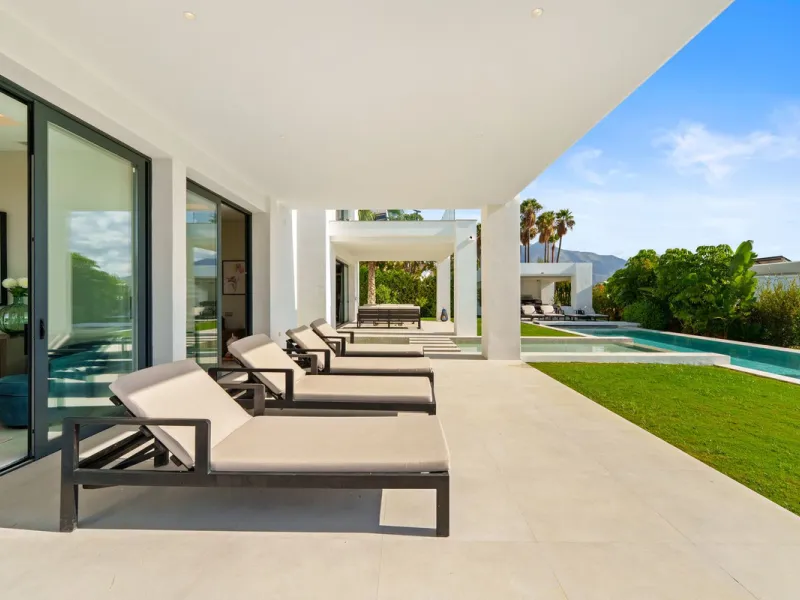 This contemporary residence in La Quinta is designed for modern living and effortless entertaining. Its open-plan layout combines a spacious lounge, dining area, and fully equipped kitchen, all seamlessly connected to the outdoors through floor-to-ceiling