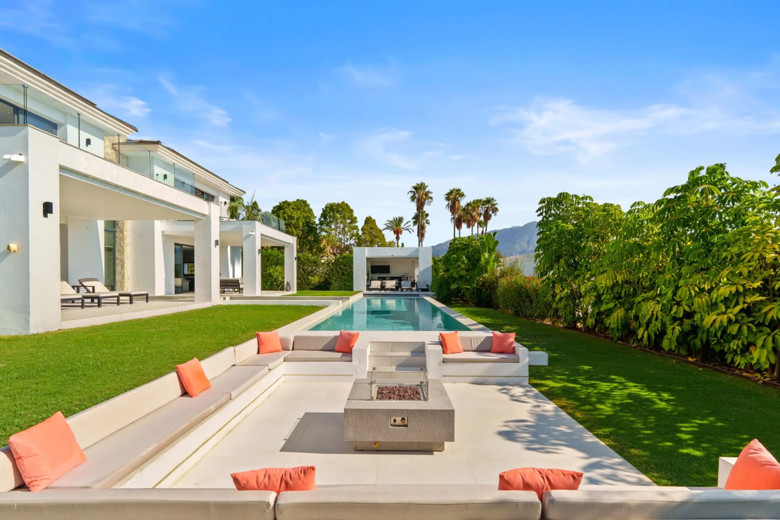 This contemporary residence in La Quinta is designed for modern living and effortless entertaining. Its open-plan layout combines a spacious lounge, dining area, and fully equipped kitchen, all seamlessly connected to the outdoors through floor-to-ceiling