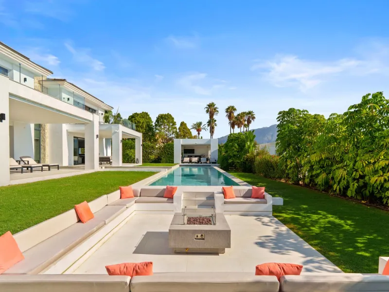 This contemporary residence in La Quinta is designed for modern living and effortless entertaining. Its open-plan layout combines a spacious lounge, dining area, and fully equipped kitchen, all seamlessly connected to the outdoors through floor-to-ceiling