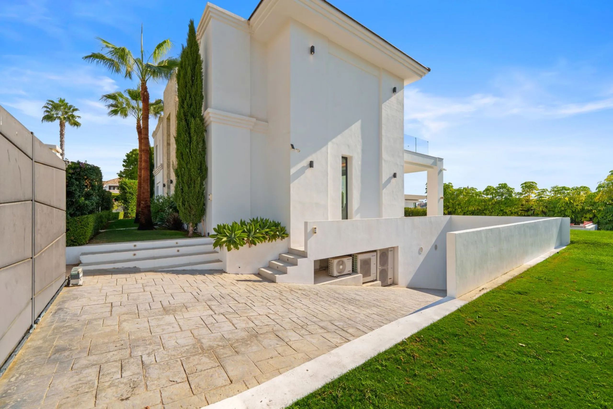 This contemporary residence in La Quinta is designed for modern living and effortless entertaining. Its open-plan layout combines a spacious lounge, dining area, and fully equipped kitchen, all seamlessly connected to the outdoors through floor-to-ceiling