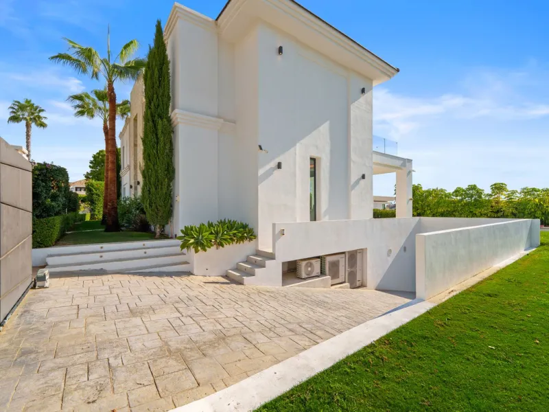 This contemporary residence in La Quinta is designed for modern living and effortless entertaining. Its open-plan layout combines a spacious lounge, dining area, and fully equipped kitchen, all seamlessly connected to the outdoors through floor-to-ceiling