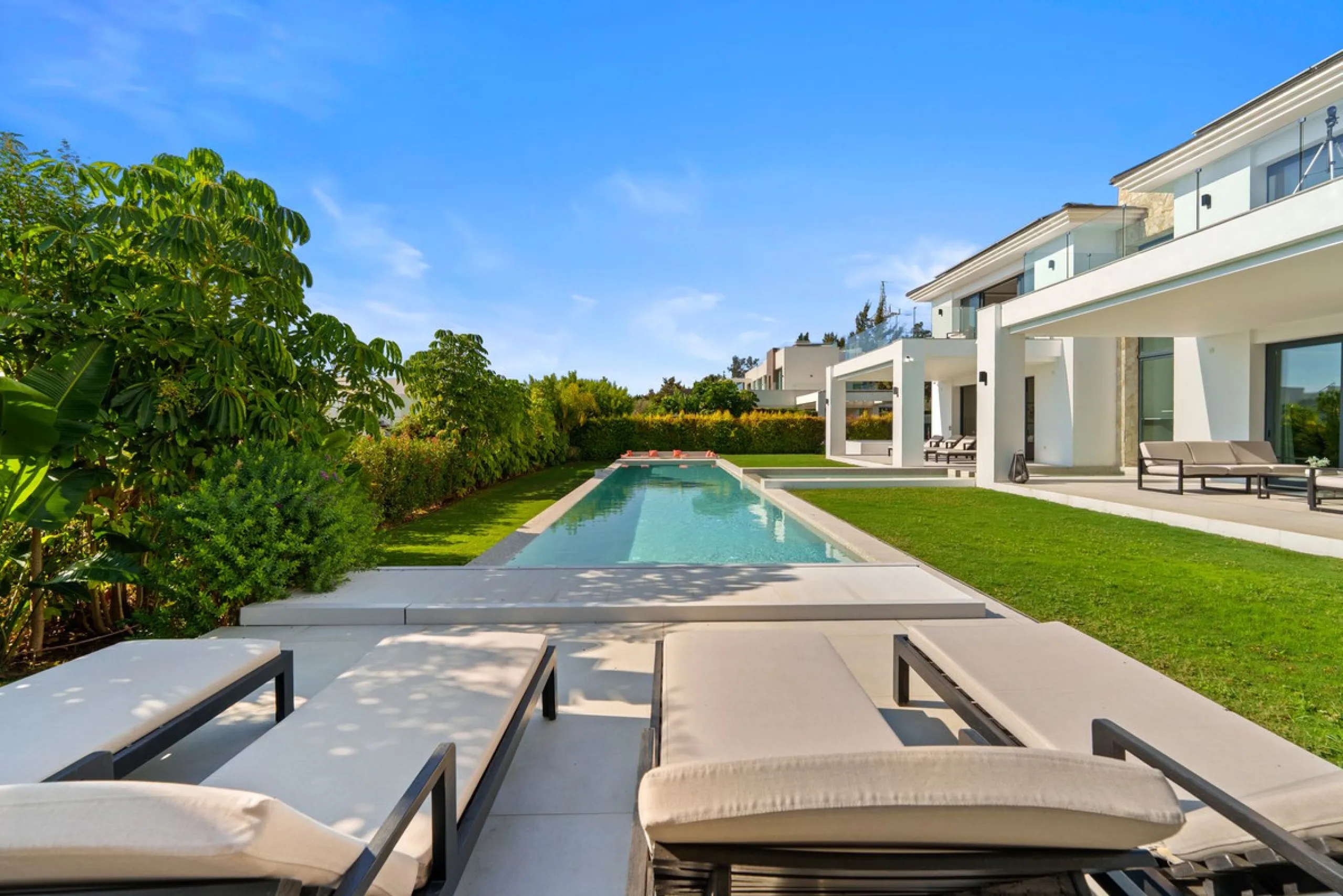 This contemporary residence in La Quinta is designed for modern living and effortless entertaining. Its open-plan layout combines a spacious lounge, dining area, and fully equipped kitchen, all seamlessly connected to the outdoors through floor-to-ceiling