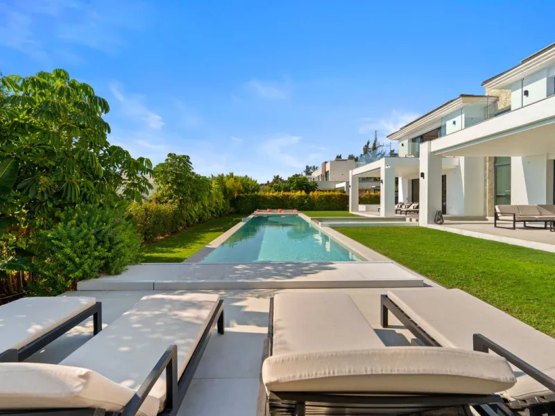 This contemporary residence in La Quinta is designed for modern living and effortless entertaining. Its open-plan layout combines a spacious lounge, dining area, and fully equipped kitchen, all seamlessly connected to the outdoors through floor-to-ceiling