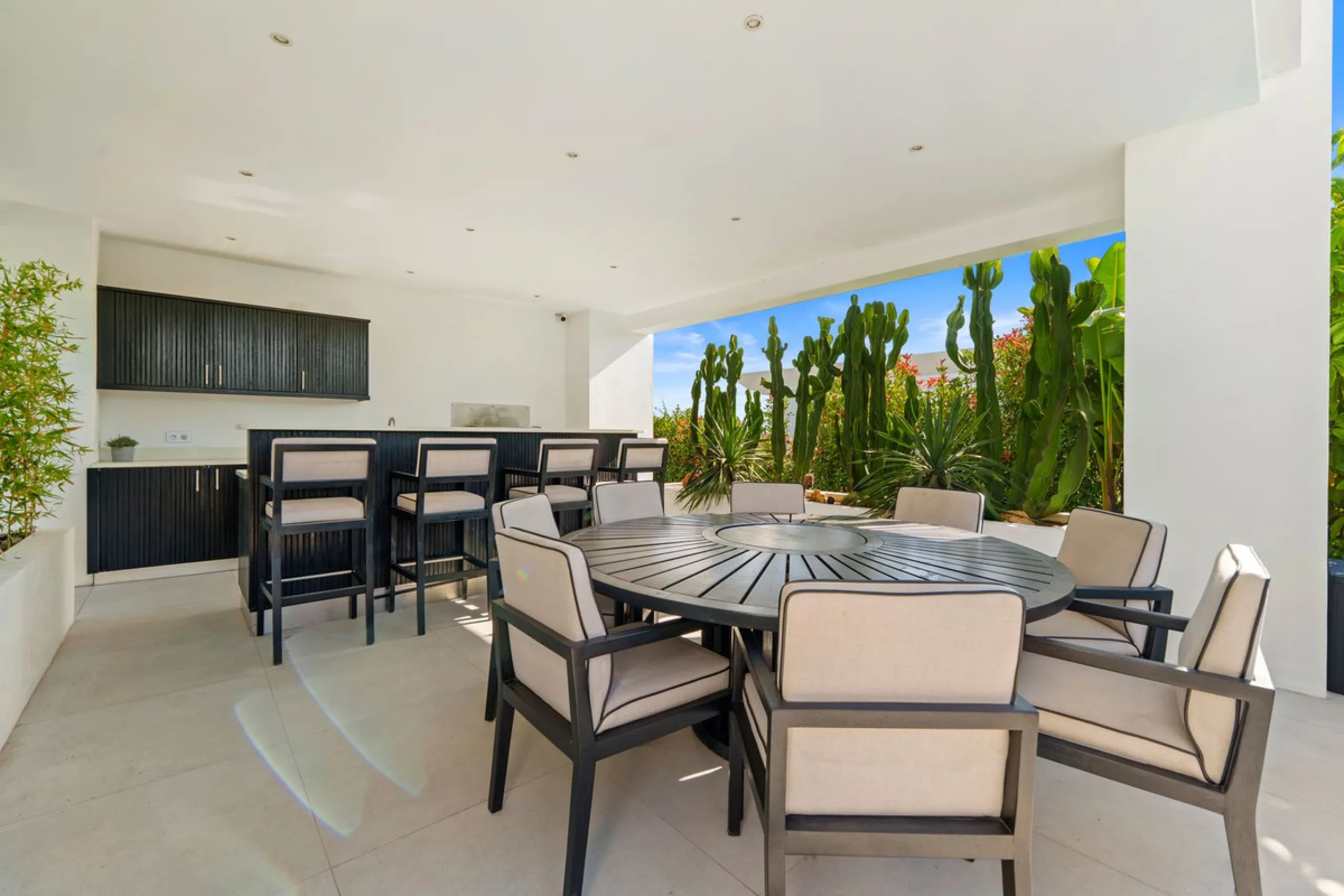 This contemporary residence in La Quinta is designed for modern living and effortless entertaining. Its open-plan layout combines a spacious lounge, dining area, and fully equipped kitchen, all seamlessly connected to the outdoors through floor-to-ceiling