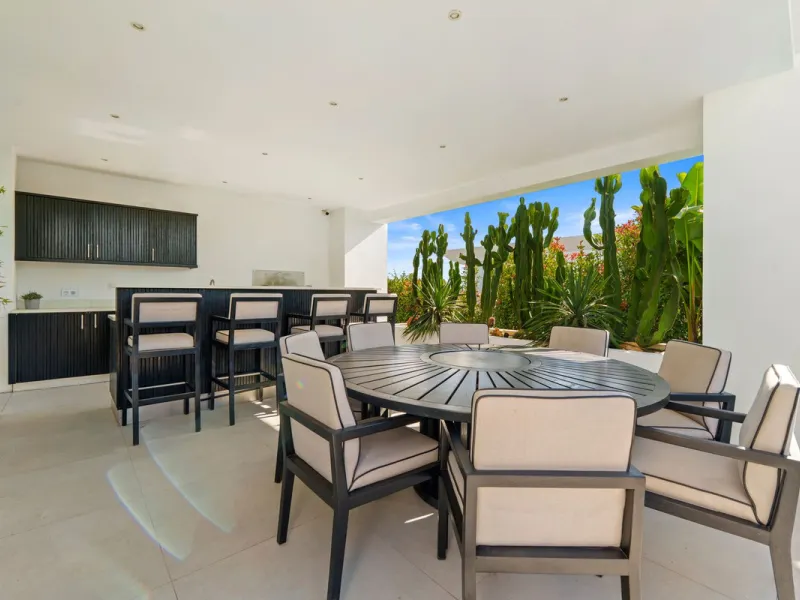 This contemporary residence in La Quinta is designed for modern living and effortless entertaining. Its open-plan layout combines a spacious lounge, dining area, and fully equipped kitchen, all seamlessly connected to the outdoors through floor-to-ceiling